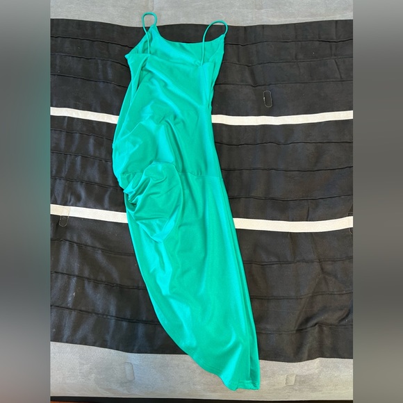 Revolve: EVA TWISTED SLIT DRESS IN GREEN
superdown - Picture 2 of 3